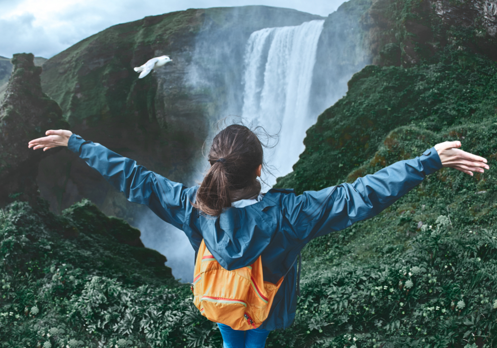 アイスランドの風景と女性