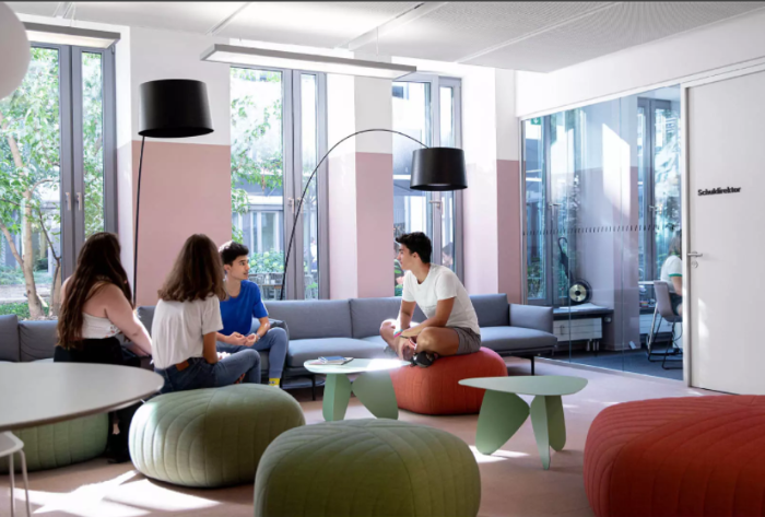 EFミュンヘン校のラウンジで面接対策などバッチリ指導