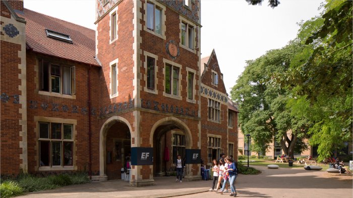 2026夏・東京発｜先着順【イギリス・グループ留学】ケンブリッジクレアカレッジ校｜引率者付きで初めての留学にピッタリ｜13-17歳