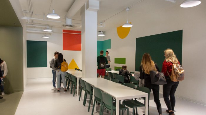 休み時間は学生ラウンジで他国の留学生と交流！