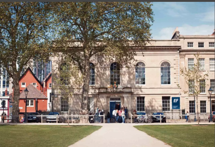 スタイリッシュなガラス張りのクラスルーム